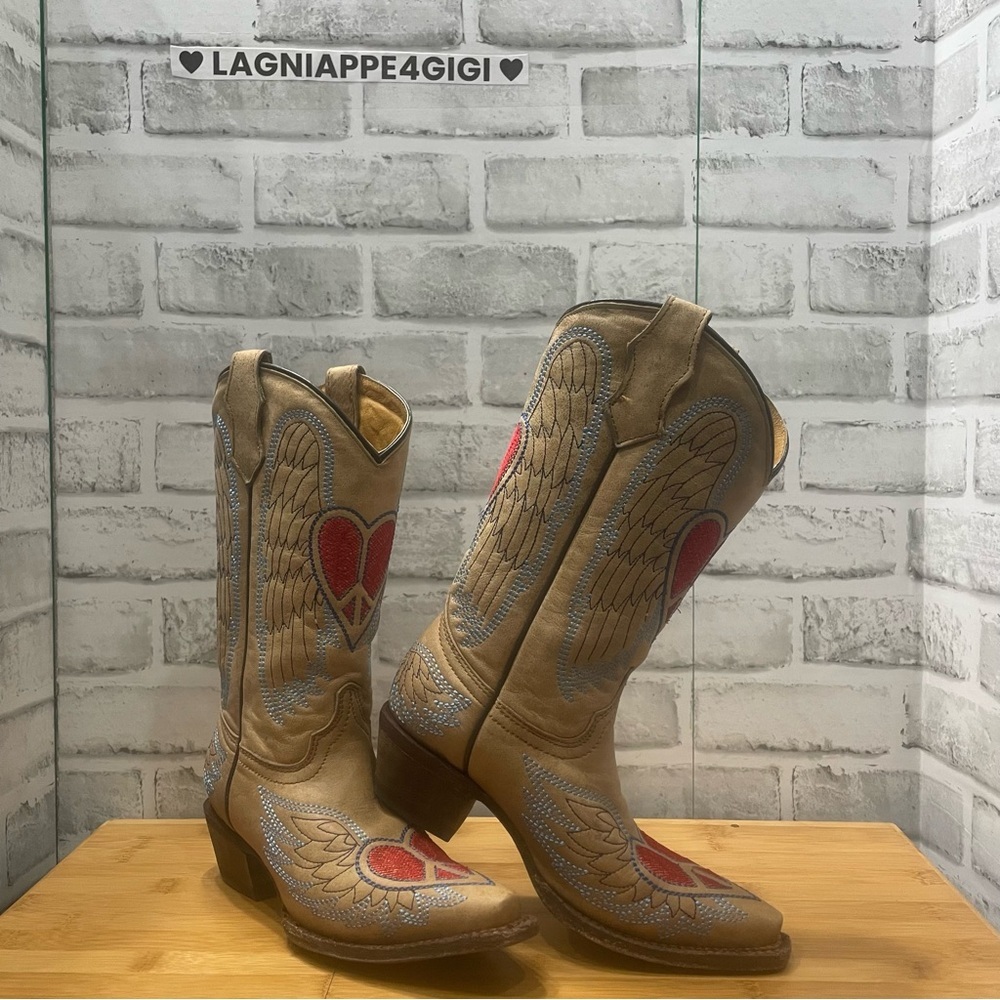 Corral vintage TEEN Heart & Wings western boots, size 2 Leather. Preowned.